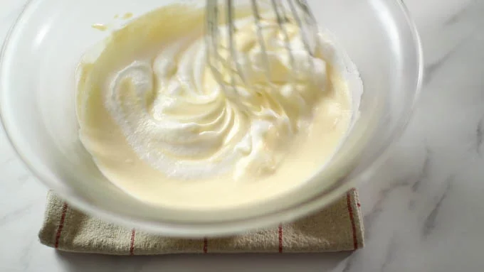 メレンゲをクリームチーズの生地に3回に分けて加えます。ホイッパーでメレンゲをほぐすようにしてゆっくりと混ぜ合わせます。
