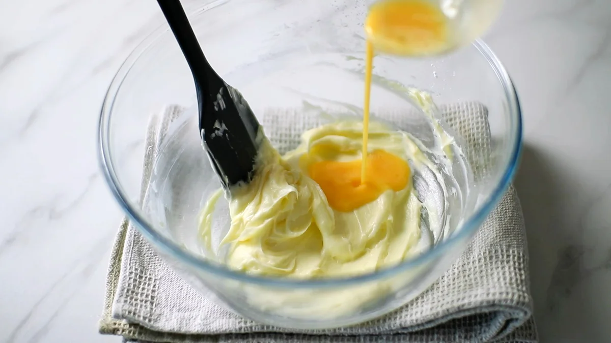 溶き卵、練乳を加え混ぜ合わせます。
