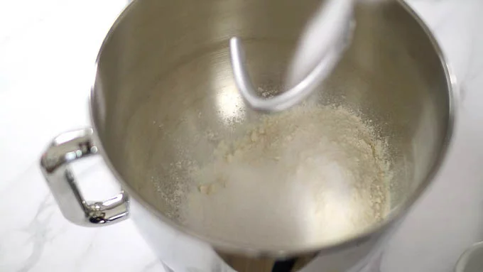 卵、牛乳、バターは常温に戻しておきます。
スタンドミキサーに強力粉、グラニュー糖、塩を入れてさっと混ぜます。
インスタントドライイーストを加えて、またさっと混ぜます。