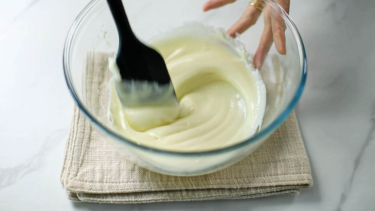 ボウルにクリームチーズとグラニュー糖を合わせてゴムベラでゆっくりと混ぜ合わせます。
