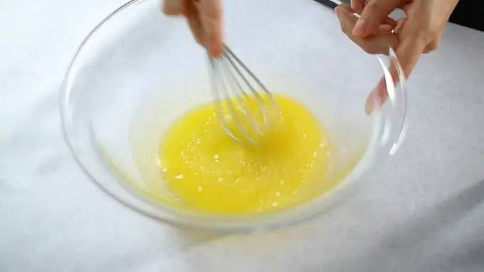 バターをレンジで溶かし、グラニュー糖を加えて軽く混ぜます。