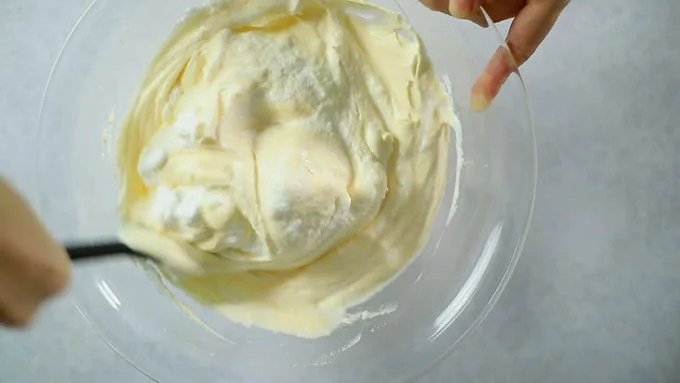 泡立てた生クリームを1.にゴムベラで底から大きく返すように混ぜ合わせます。泡立てた卵白も同じように混ぜ合わせます。泡を潰さないように、手早く＆丁寧に混ぜ合わせて下さい！