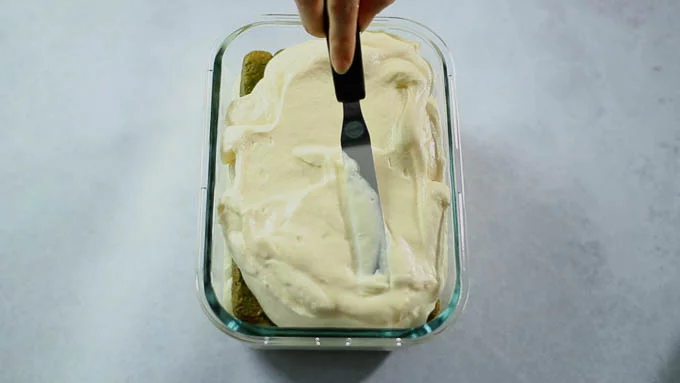 残りのフィンガービスケットを抹茶液を染み込ませながらクリームの上に並べます。マスカルポーネクリームを流し入れ平らにならし、冷蔵庫で2時間以上冷やします。