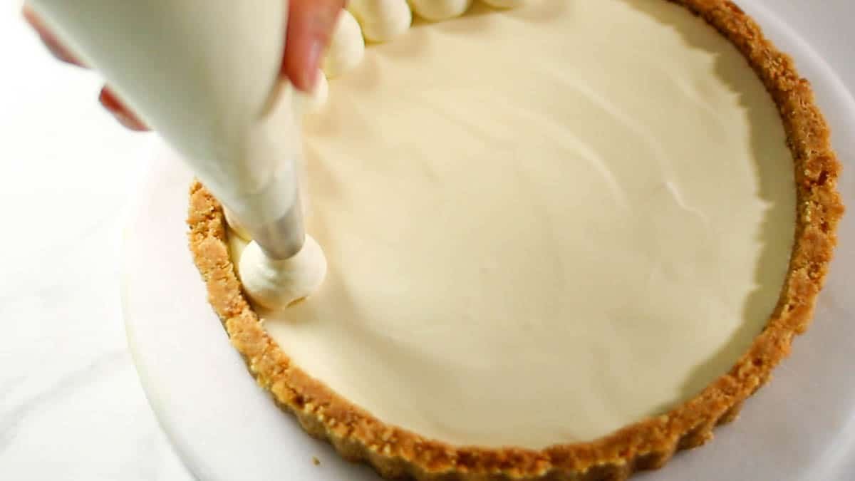Whip the cream and place in a squeeze bag fitted with a round tip Squeeze out a round shape along the outer edge of the tart, all the way around