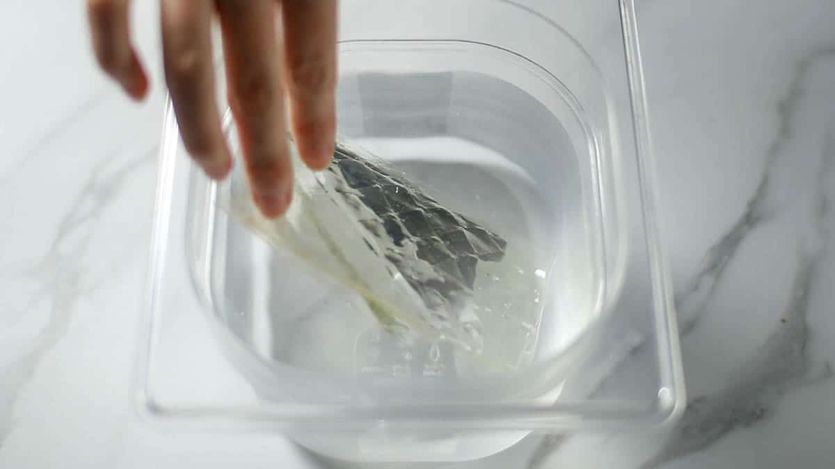 板ゼラチンを冷水につけて柔らかくしておきます。粉ゼラチンを使う場合は粉ゼラチンと水大さじ1 ½を合わせておきます。