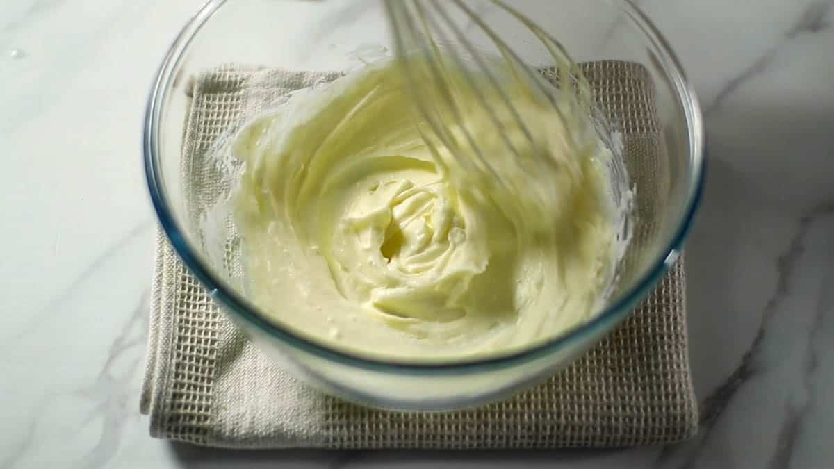 Combine the softened cream cheese and granulated sugar at room temperature and mix well