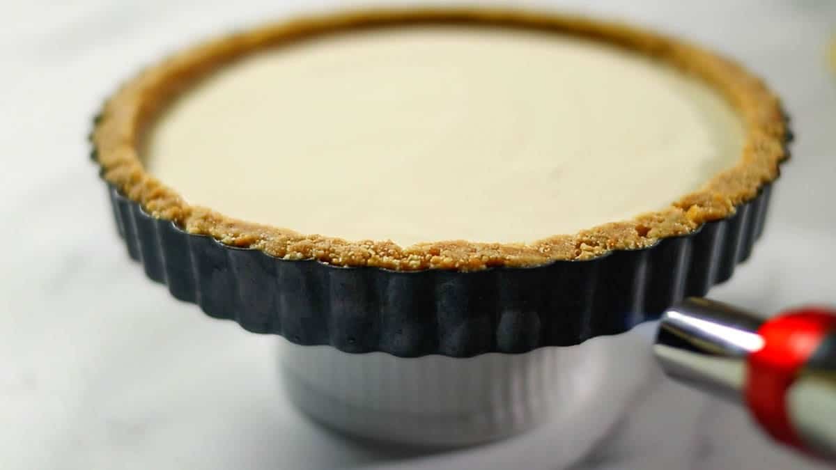 Remove the tart from the refrigerator, warm the outside and bottom well, and unmold the tart Transfer to a plate