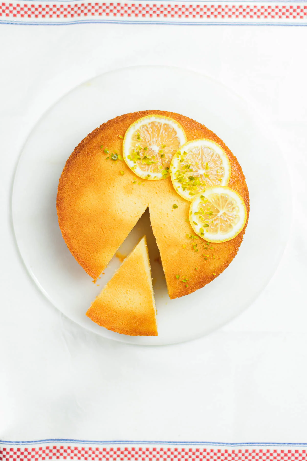 Super moist just by mixing How to make a refreshing lemon cake with lots of lemon