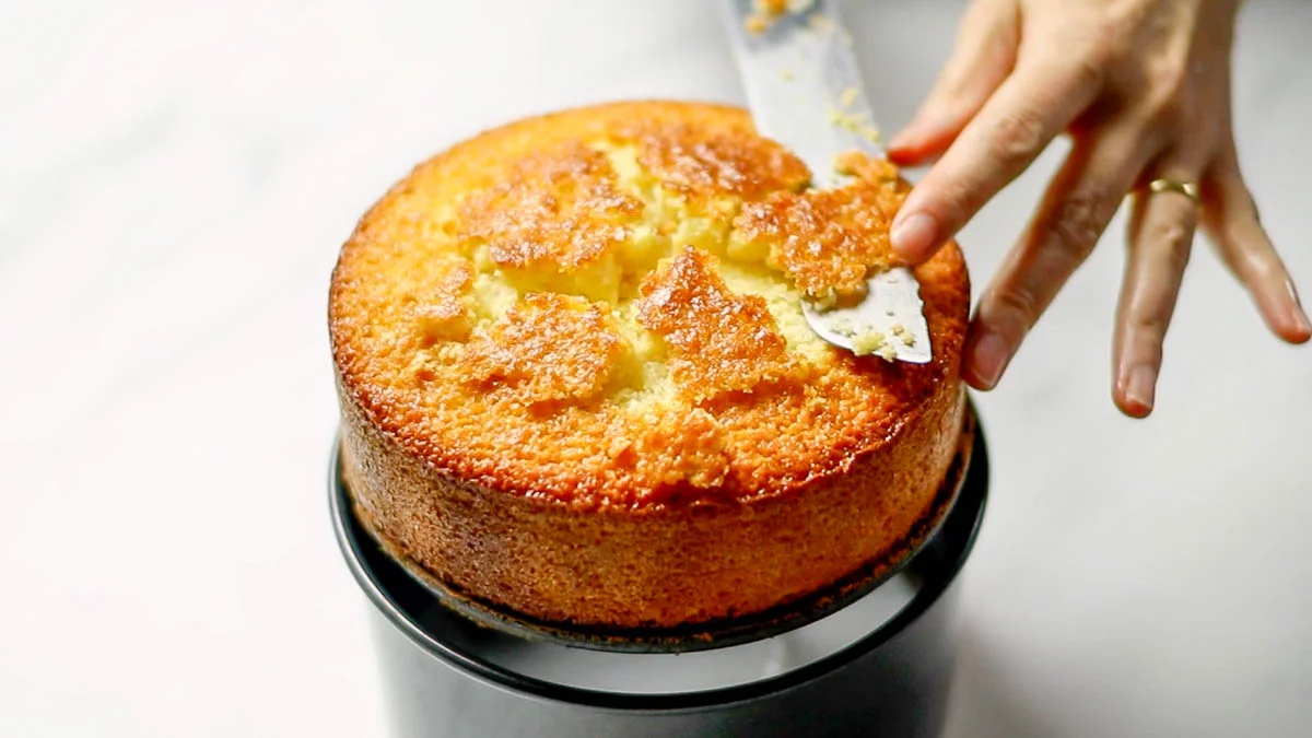Remove the baked cake from the mold while it is still hot (be careful not to burn yourself) Remove the cake from the mold while still hot (be careful not to burn yourself) Cut off the top bulge and turn the cake upside down