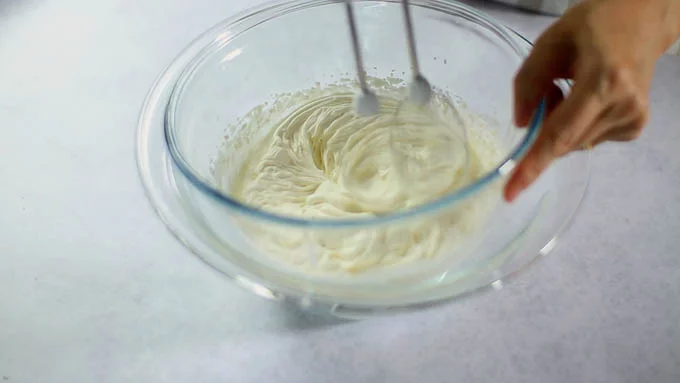 ボウルに生クリームとグラニュー糖を入れ、ツノが立つまで泡立てます。デコレーションで使う用にホイップクリームの一部を丸口金をつけたしぼり袋に入れておきます。