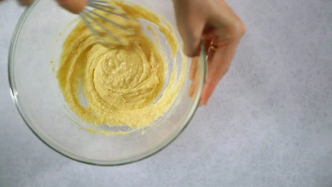 バターとグラニュー糖をよく混ぜ、溶いた卵を少しづつ加えてその都度よく混ぜます。アーモンドプードルとラム酒を加えてまとまるまで混ぜます。