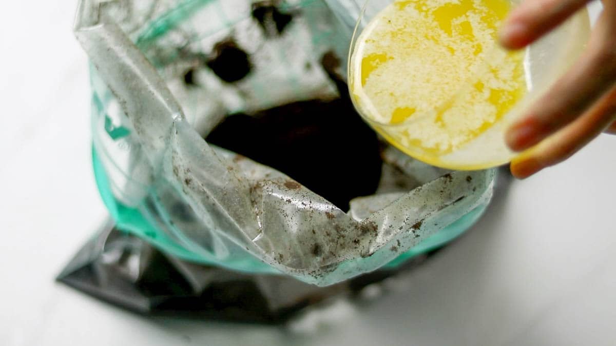 オレオクッキーのクリームを除き、袋に入れてめん棒などでコーヒーの粉のようになるくらいまで細かく砕きます。

溶かしバターを合わせて全体にバターがいきわたるようによく混ぜます。