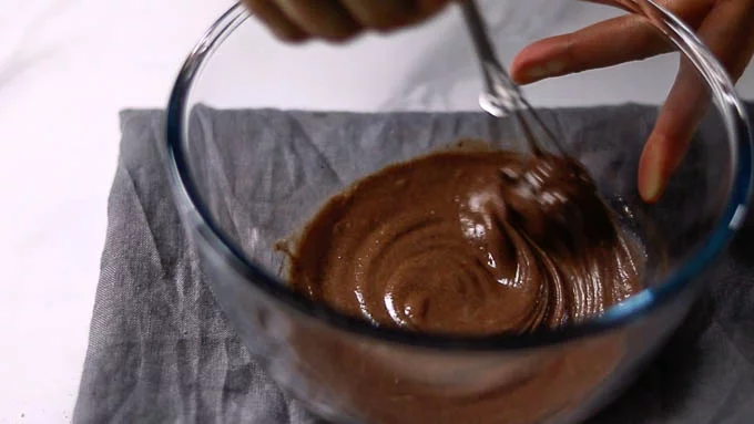 チョコレート味も一緒に作る場合は、生地を半分に分けて小さじ1のココアパウダーをふるい入れて混ぜます。
