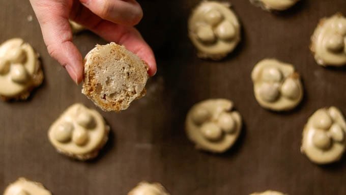 After baking, allow the cookies to cool on the baking sheet If baked properly, the bottom of the cookie will come off cleanly (if not baked enough, the bottom will stick to the baking sheet (If not baked enough, the bottoms will stick to the baking sheet, so try baking for an additional 5 minutes or so)