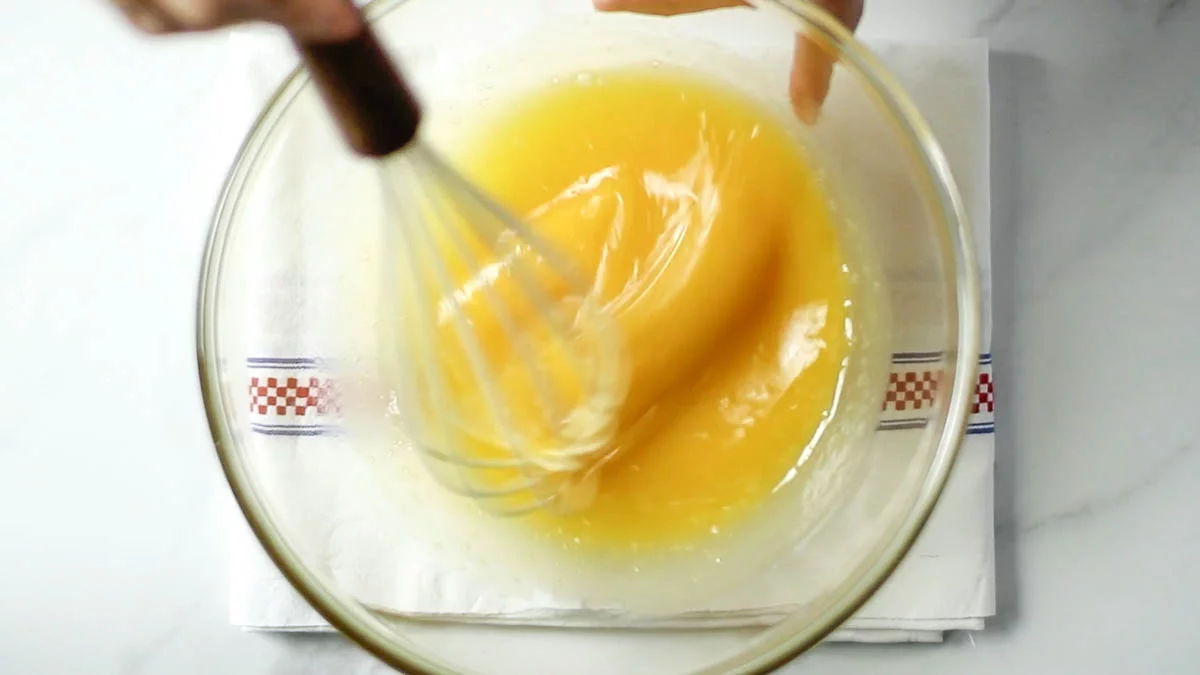 ボウルに植物油と卵、はちみつを入れて混ぜ合わせます。