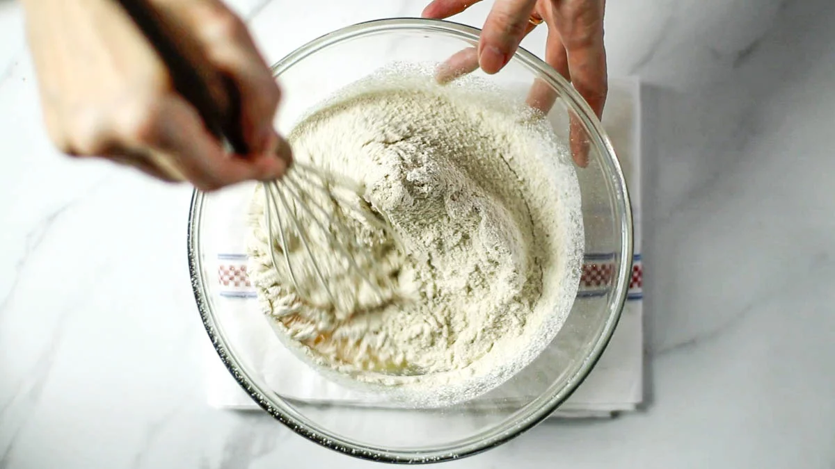 オートミール粉とベーキングパウダーをふるい入れ、塩を加え混ぜ合わせます。