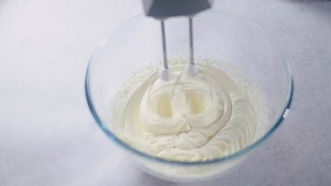 ボウルにクリームチーズ、生クリーム、グラニュー糖を加えてツノが立つまでよく泡立てます。