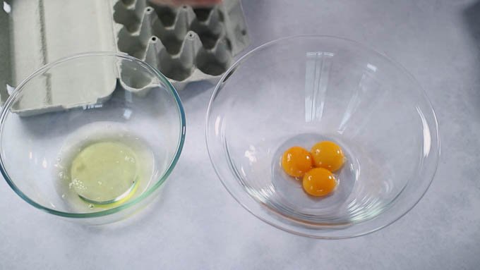 卵を卵黄と卵白に分け、別々のボウルに入れます。