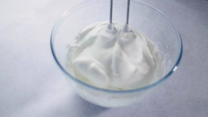 卵白にグラニュー糖の半分（30g）を3回に分けて少しづつ加え、ホイッパーやハンドミキサーで泡立てメレンゲを作ります。使うときまで置いておきます。