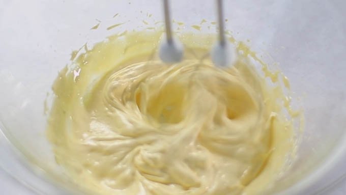 卵黄に残りのグラニュー糖（30g）を加えて白っぽくもったりとするまで泡立てます。