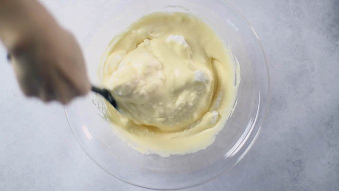 3. のメレンゲを3回に分けて卵黄生地に加え、メレンゲの泡を潰さないように混ぜ合わせます。