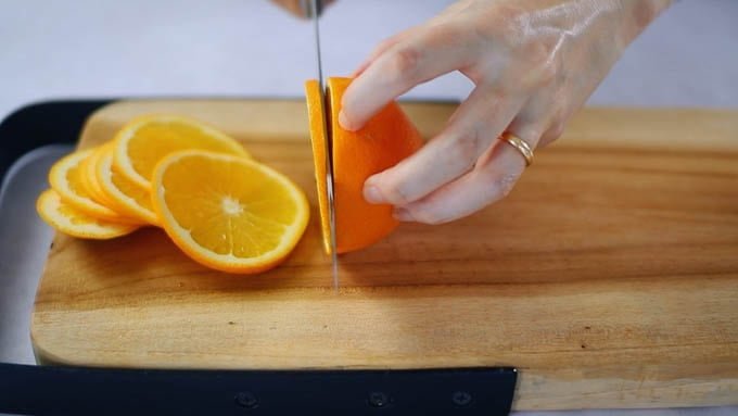 オレンジは表面を塩でもみ洗いして表面のワックスを取り除きます。2-3cmの厚さにスライスします。
