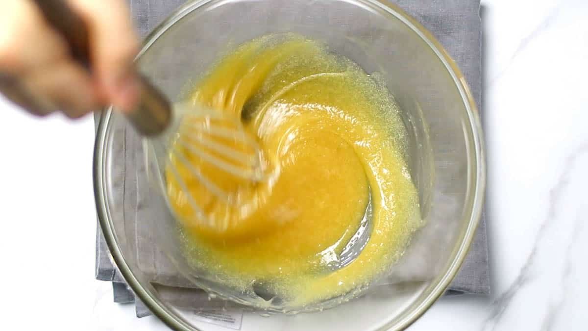 ボウルにブラウンシュガー、植物油、卵を入れてホイッパーで混ぜ合わせます。