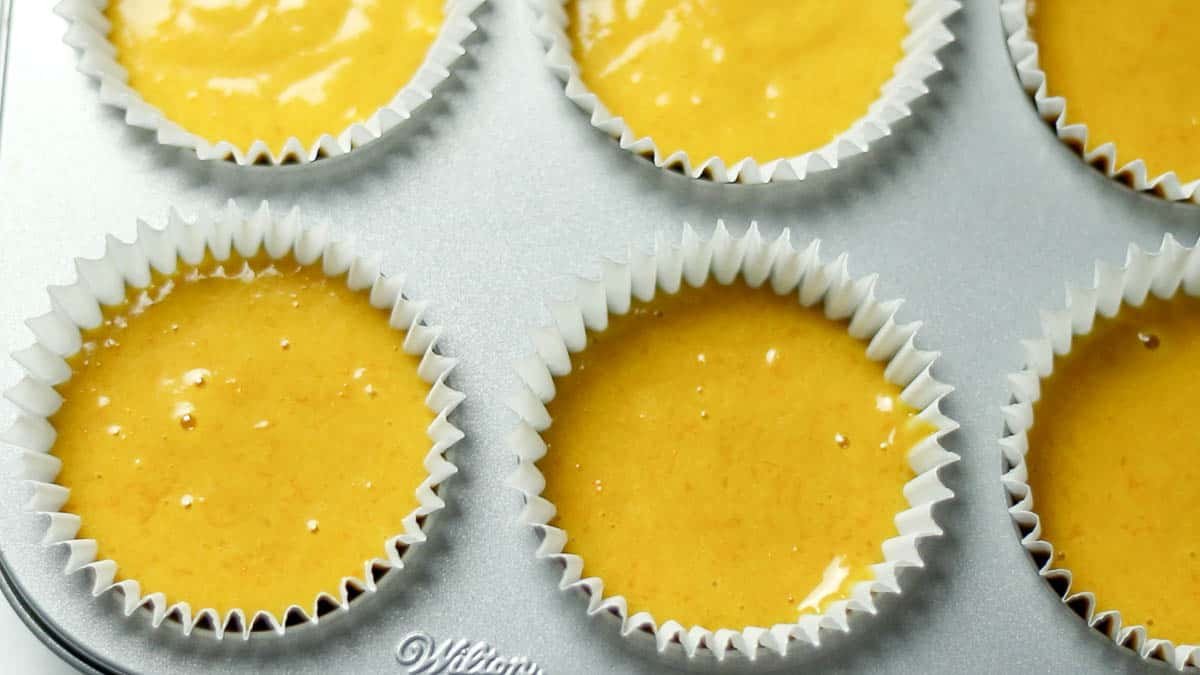 Pour batter into a muffin tin lined with glassine cups The batter will expand as it bakes, so fill it about 8 parts full Bake in a preheated 170°C oven for 20 minutes If the dough does not stick to the center of the muffin, it is baked