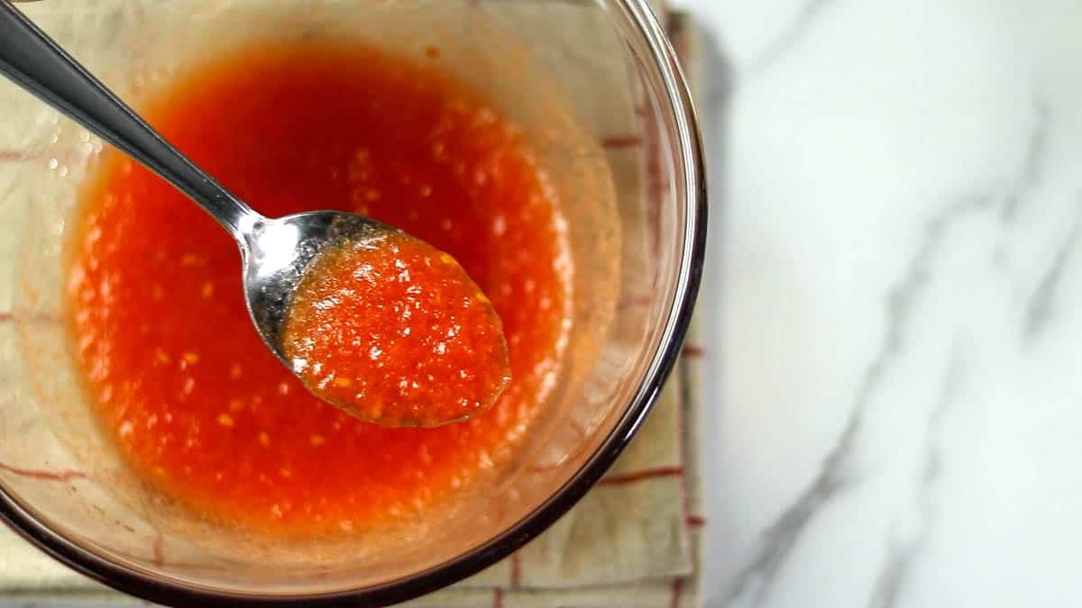 すりおろしたトマトにオリーブオイルを加え、塩で味をととのえます。 トマトの水分とオリーブオイルがよく混ざって色が濁り、少しトロッとするまでよく混ぜ合わせるのがポイントです。
