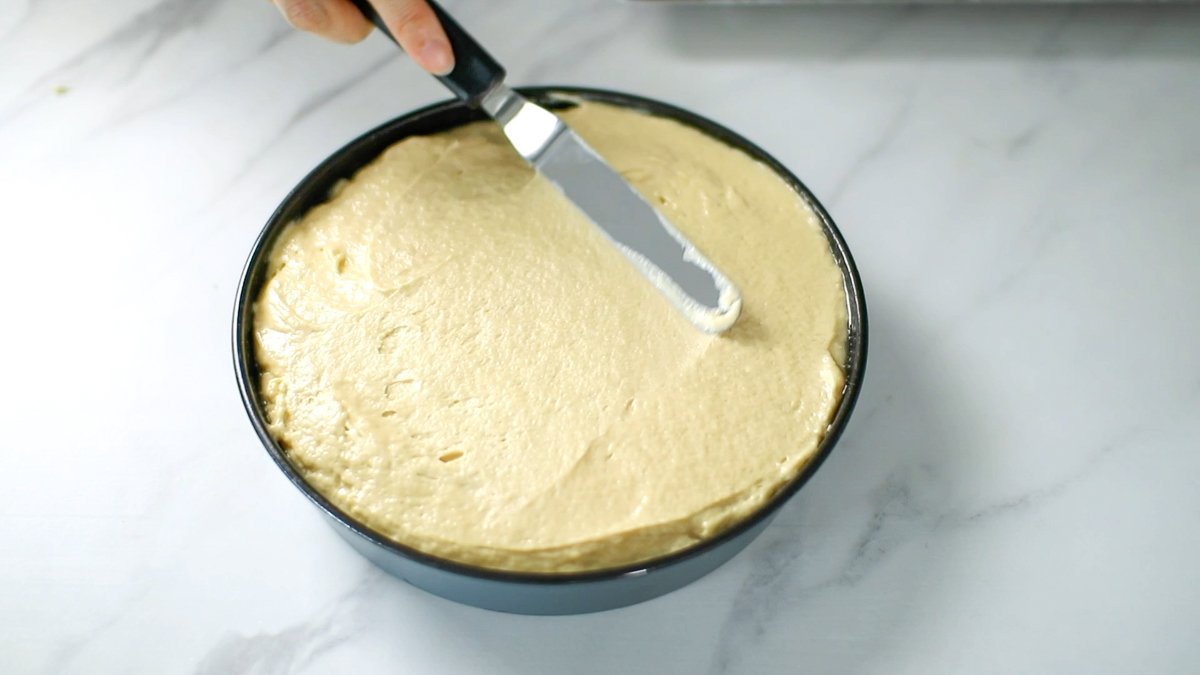 予熱した170°Cのオーブンで約45分焼きます。中央に竹串を刺して、生地がついてこなければ焼き上がりです。