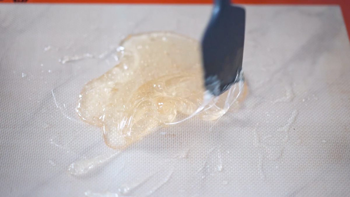 エンジェルヘアチョコ作り方｜シロップをシルパットに流し、ゴムベラでひとかたまりになるまで練ります
