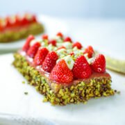 スクエア型で作るピスタチオといちごのタルト