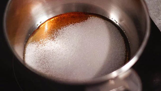 鍋にグラニュー糖を入れて中火にかけます。
砂糖が溶けて透明になり、茶色く色づいてきたら鍋を傾けて溶け方を均一にします。