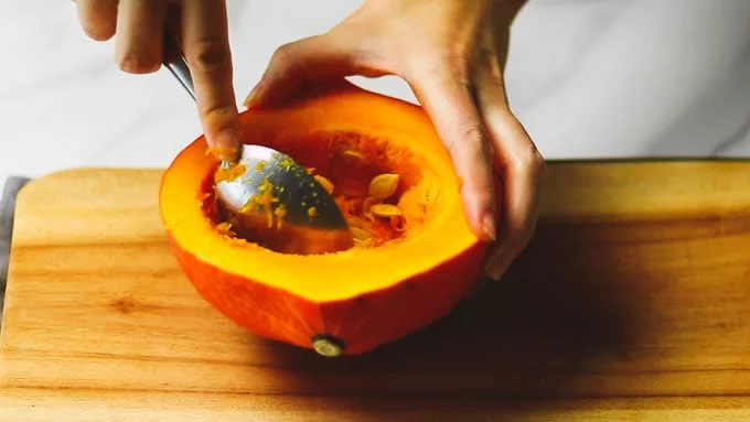 かぼちゃを半分に切り、種を取り除きます。