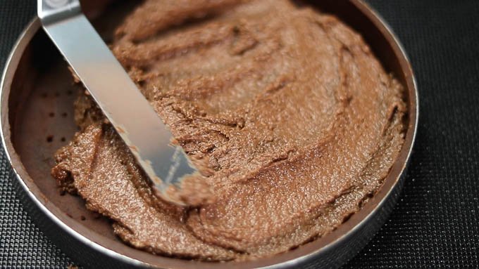 チョコレートアーモンドクリームを型に入れて平らにならします。
175度のオーブンで30分ほど焼きます。焼き上がったら粗熱をとります。