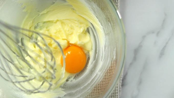 卵黄と水を加え、よく混ぜ合わせます。