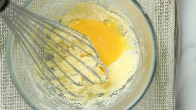 溶いた卵を少しづつ加えてその都度しっかり混ぜ合わせます。