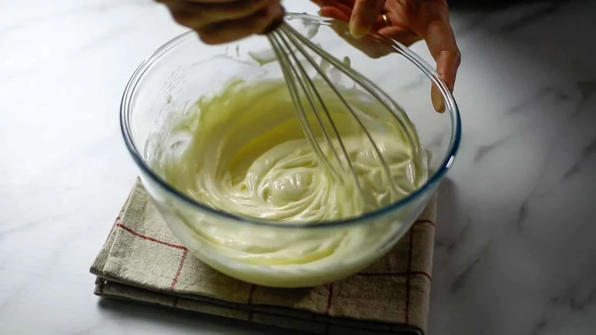 ボウルにクリームチーズとグラニュー糖を入れ、ホイッパーでゆっくりと混ぜ合わせます。