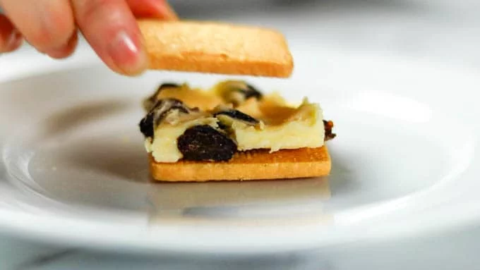 Place the hollowed-out cream between the two pieces of sable and sandwich them together