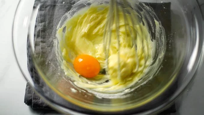 卵黄を加えて混ぜます。