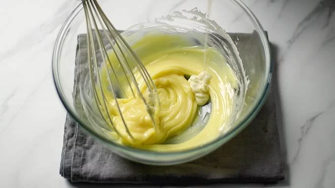 Melt the white chocolate in a microwave or over a pan of simmering waterIn a bowl, softly knead the butter and add the melted white chocolate a little at a time