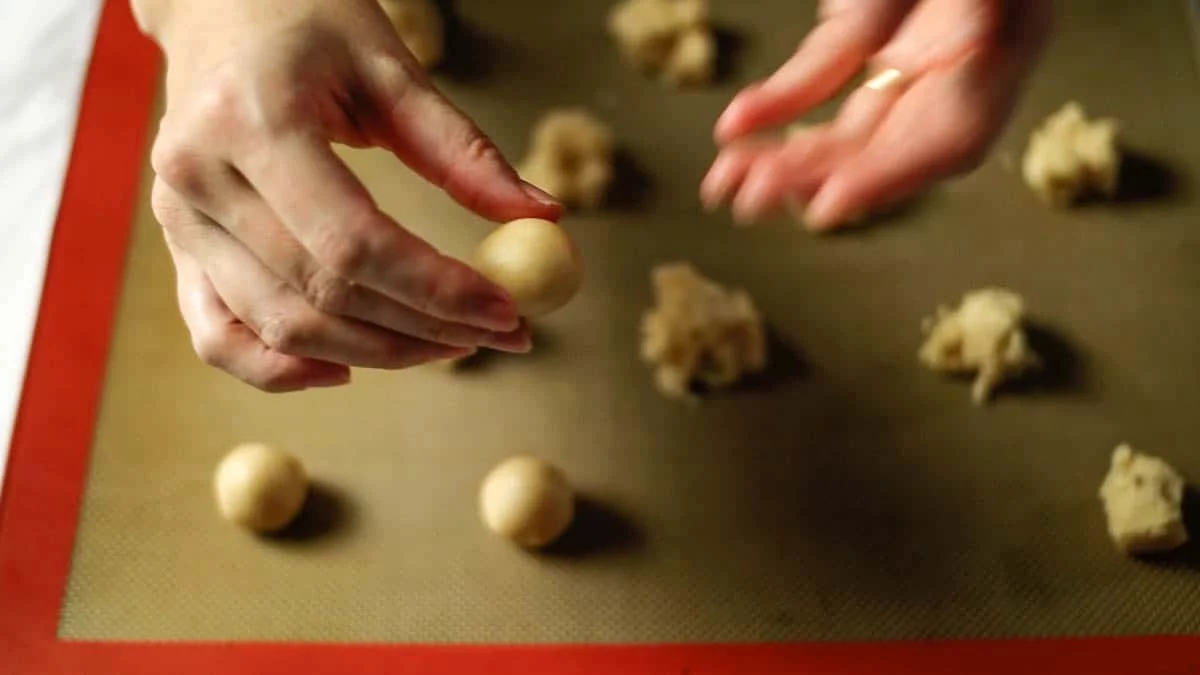 Take the dough in 10g portions and arrange them on a baking sheet. Roll the dough into balls by hand. 

Bake for approximately 15 minutes in a preheated oven at 170°C (338°F).