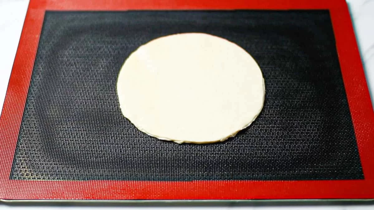 Bake in a preheated 180°C oven for 20 minutes (When baking, it is recommended to bake in a Silpan It is less likely to shrink when baked)If the pie crust begins to puff up during the process, place a baking pan or other object on top to keep it from expanding, creating a firm, tight crust