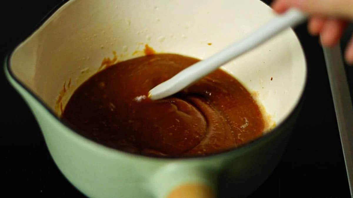 カラメルを作ります。
鍋にグラニュー糖を入れて中火で加熱します。鍋のふちの方からキャラメル色に色づいてくるので、鍋を傾けたりスプーンでサッと混ぜたりして均一に焦げるようにします。

キャラメルができたらバターを加え混ぜ合わせます。最初大きな泡が立ちますがすぐ収まるので、収まってきたら混ぜ合わせてクリーム状にします。