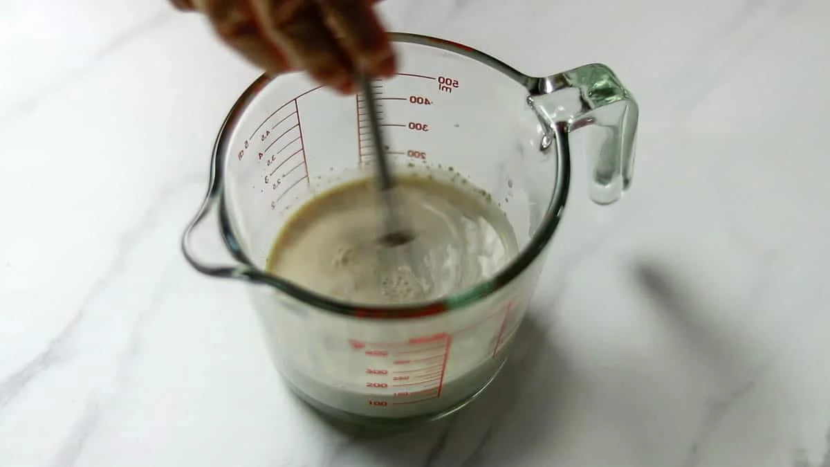 Warm the milk to human skin, add the instant dry yeast, and stir