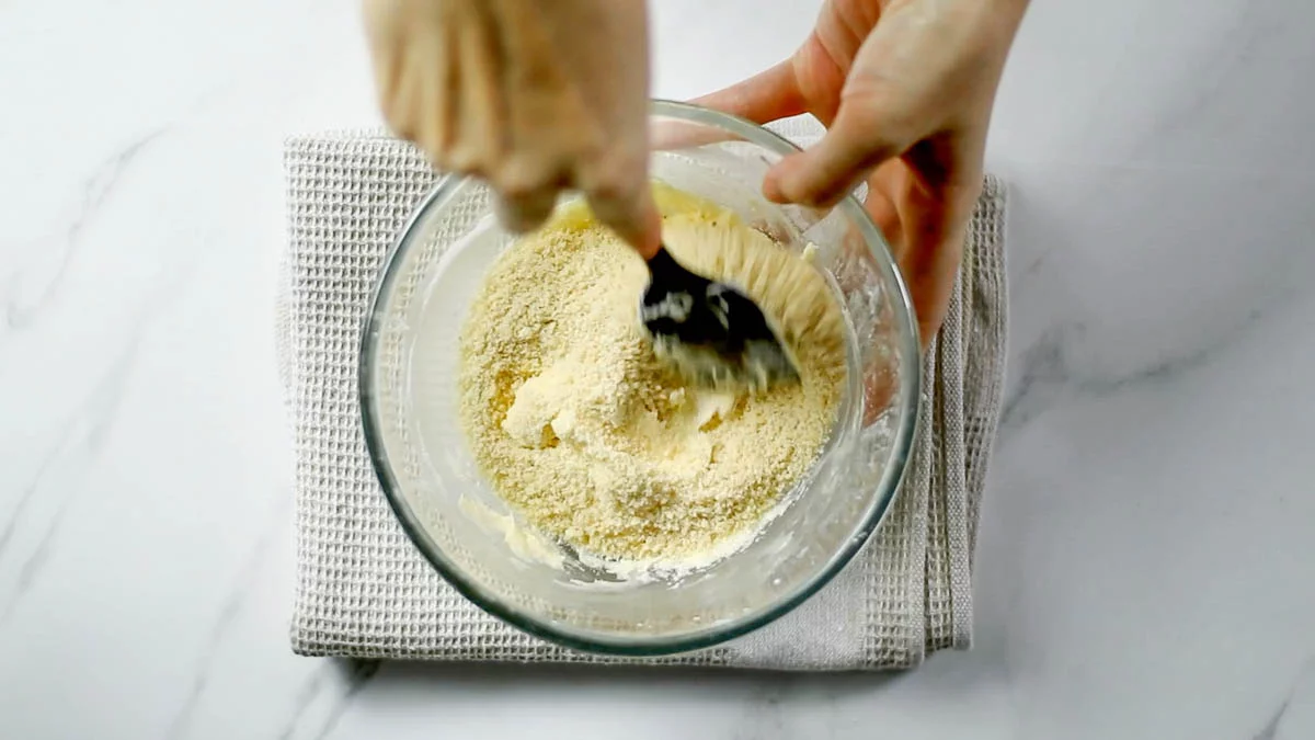 バターをボウルに入れてゴムベラで柔らかく練ります。粉砂糖とコーンスターチ、アーモンドパウダーをふるい入れ、引き続き柔らかく練ります。