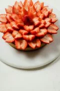 桜の花びらがいっぱい♡いちごタルトのレシピ