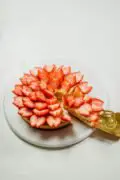 桜の花びらがいっぱい♡いちごタルトのレシピ