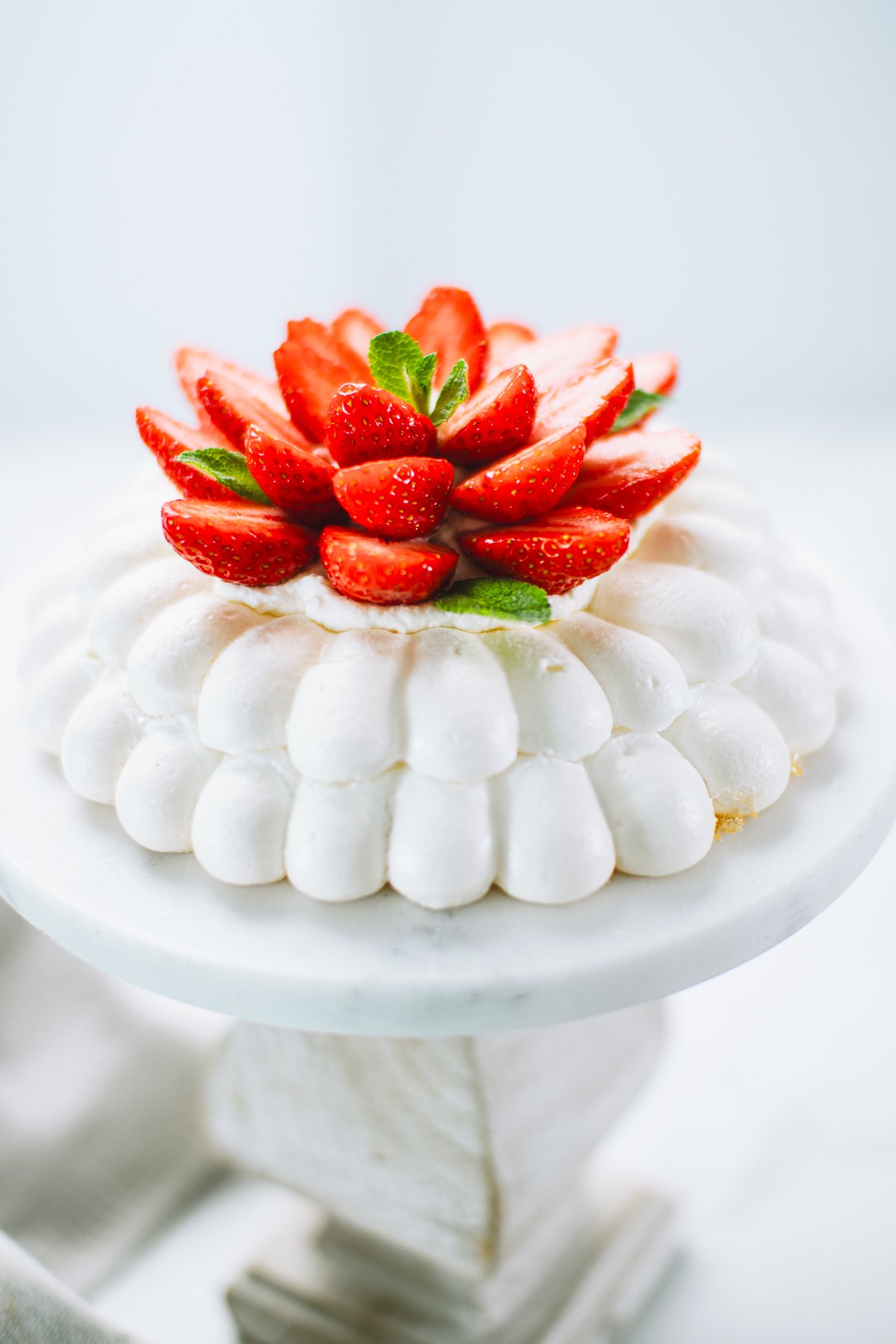 いちごと花形メレンゲの春パブロバのレシピ
