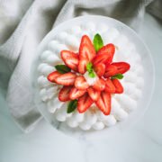 いちごと花形メレンゲの春パブロバのレシピ